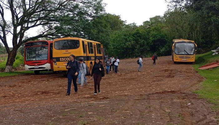 Foto: SEED Rio Bonito do Iguaçu - Novos ônibus permitem retomada das aulas para todos os alunos da rede estadual